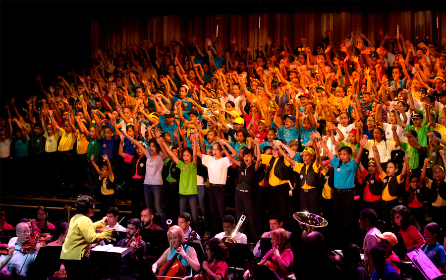 Pequeños Cantores de La Schola en La Avispa Brava